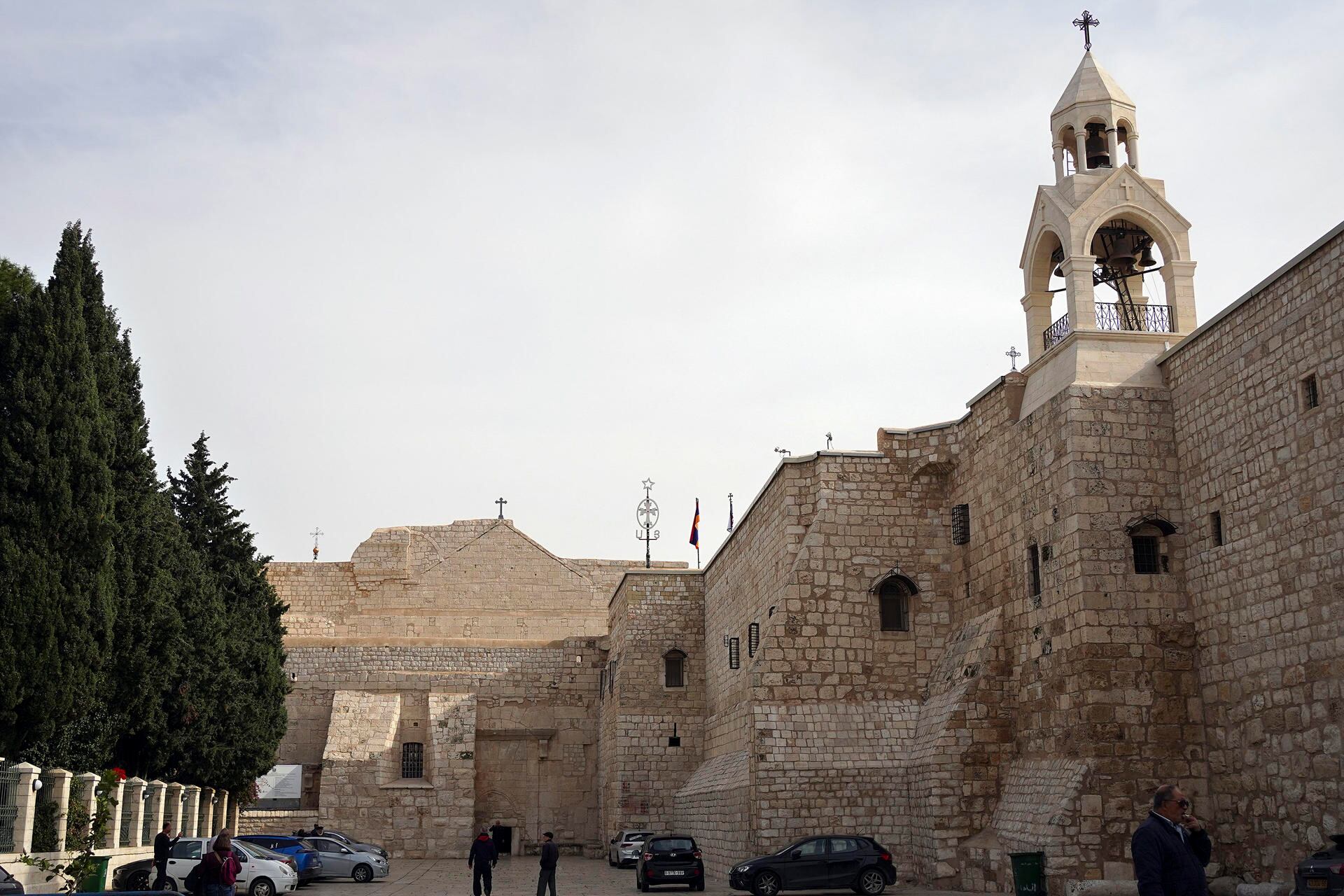 Vista de la Iglesia de la Natividad en Belén, en la Cisjordania ocupada, que no ha colocado su enorme árbol en la plaza del Pesebre, ni abierto el tradicional mercadillo navideño en la calle de la Estrella; ni llenado sus calles de luces y adornos: las celebraciones de Navidad se han cancelado este año en la ciudad palestina, de luto por la guerra en la Franja de Gaza, donde han muerto unos 18.000 palestinos. EFE/ Sara Gómez Armas