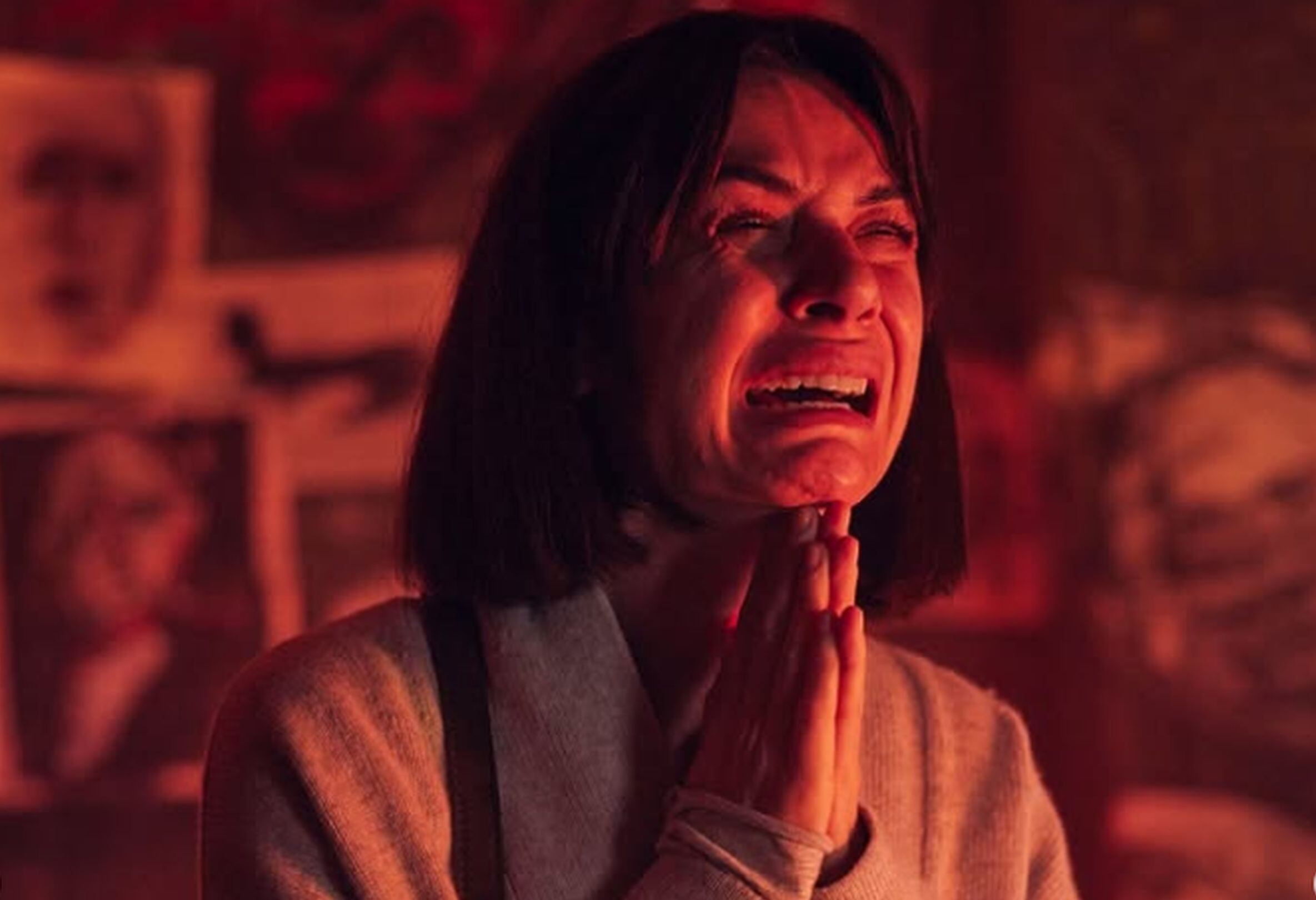 Claudia Durán (Miren Ibarguren) recuperó a su hijo, pero no sabe si es la misma niña que perdió o alguien completamente diferente en la miniserie “Los sin nombre” (Foto: Movistar Plus+)