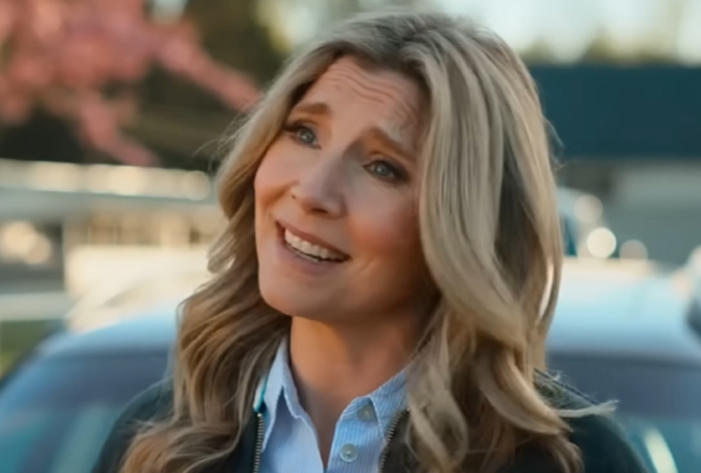 Sarah Chalke da vida a Emily, la expareja de Brian, en la comedia de acción "Un día fuera de control" (Foto: Amazon Prime Video)