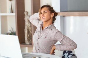 Un cirujano advierte: estos 6 hábitos están dañando tu espalda aunque parezcan inofensivos