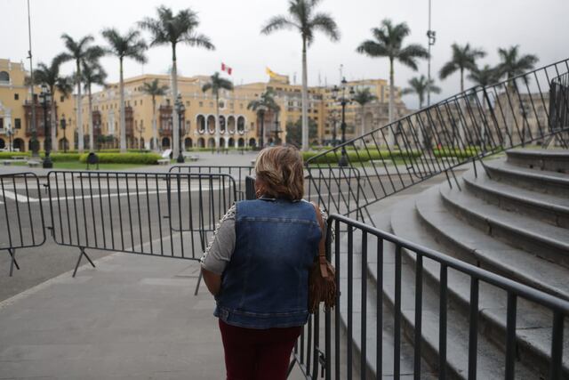 Gobierno vuelve a cerrar la Plaza de Armas como contingencia a próxima protesta. (Foto: Alessandro Currarino / @photo.gec)