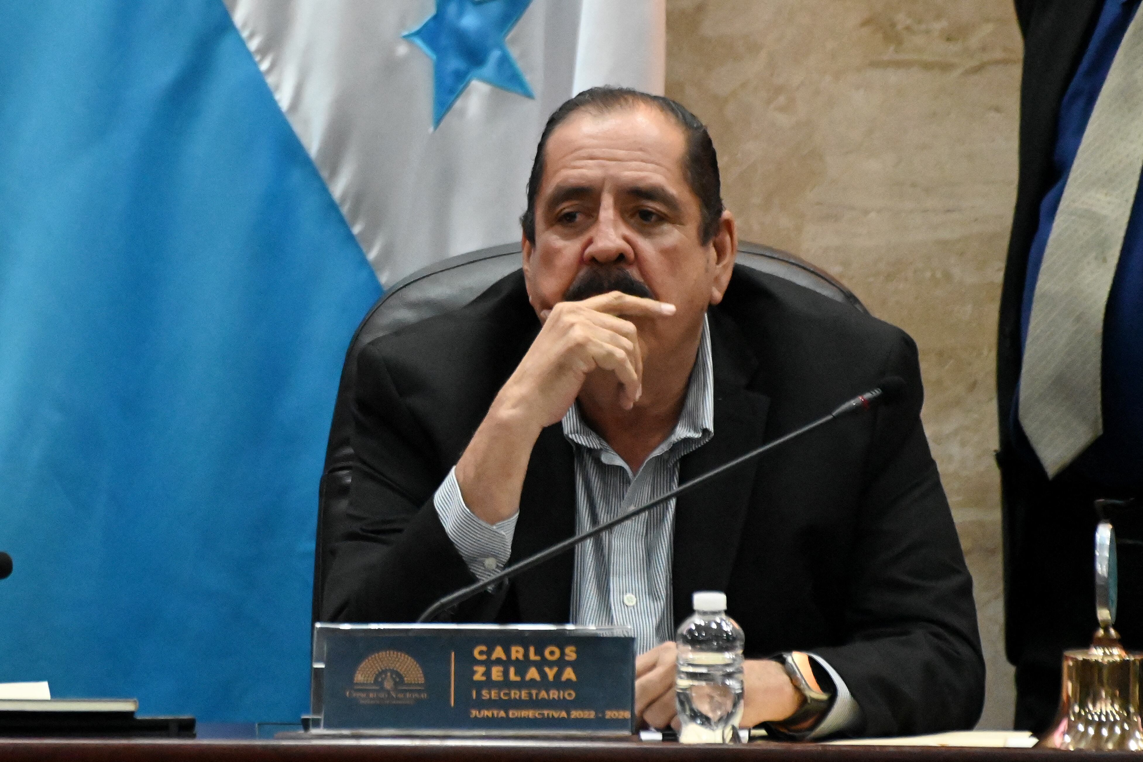 El secretario del Congreso de Honduras, Carlos Zelaya, hace gestos durante una sesión de la Cámara Legislativa en Tegucigalpa el 16 de enero de 2024. (Foto de Orlando SIERRA / AFP).