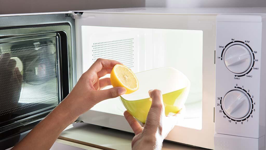 Seguro que en alguna ocasión se te ha quemado algo en el microondas y te ha costado mucho quitar ese desagradable olor a comida quemada. (Foto: mujerde10.com)