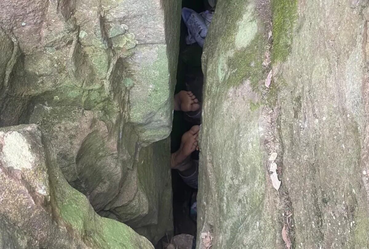 Una excursionista quedó atrapada boca abajo después de intentar recuperar el teléfono que se le cayó. (NSW Ambulance/Facebook)