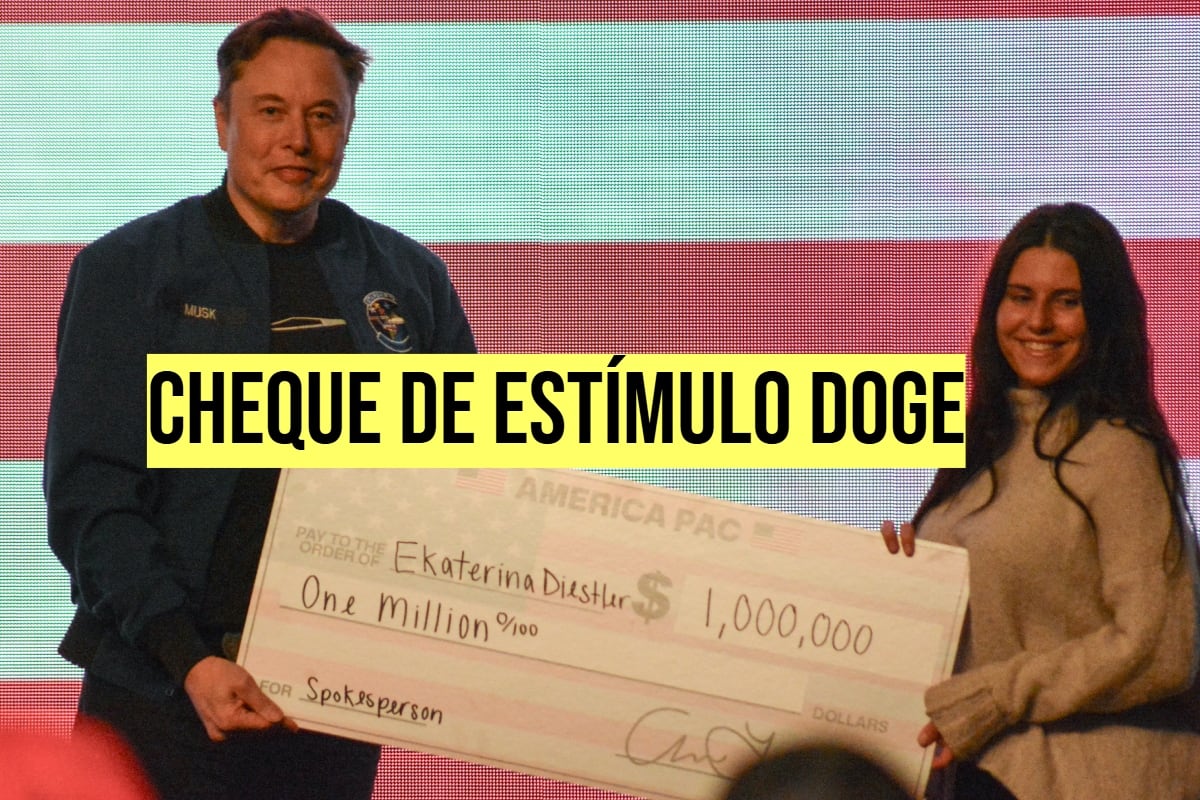 En la foto, Elon Musk dándole un millón de dólares a Ekaterina Diesler, durante un evento en Wisconsin. (Foto: AFP)