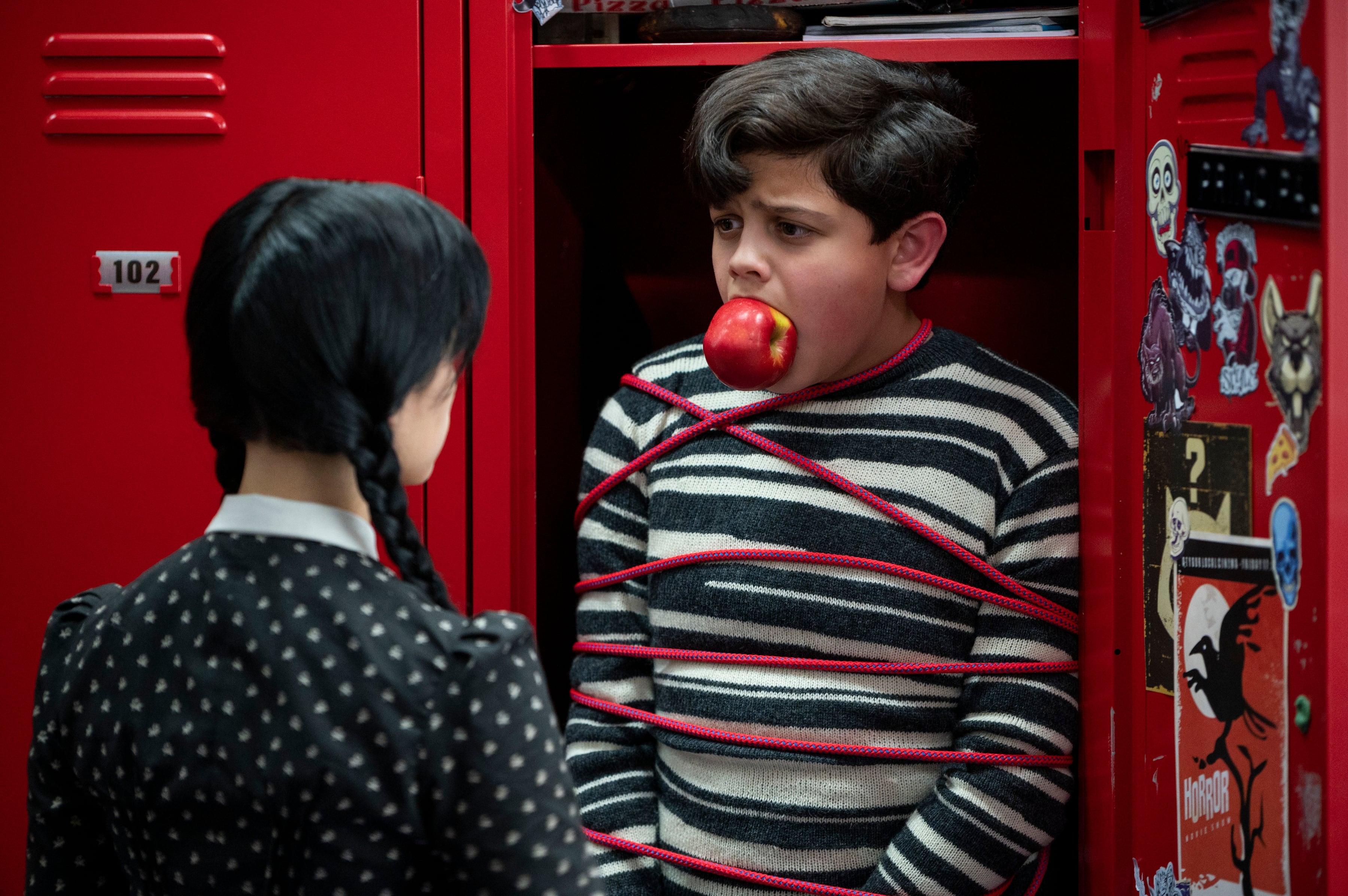 Jenna Ortega como Wednesday Addams junto a Issac Ordonez en la serie "Wednesday" (Foto: Netflix)