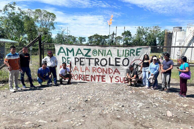 En el «Toxic Tour», integrantes de la flotilla indígena recorrieron las cicatrices del petróleo en la ciudad del Coca, Ecuador. Foto: cortesía Levi Tapuia / Flotilla Yaju Mama