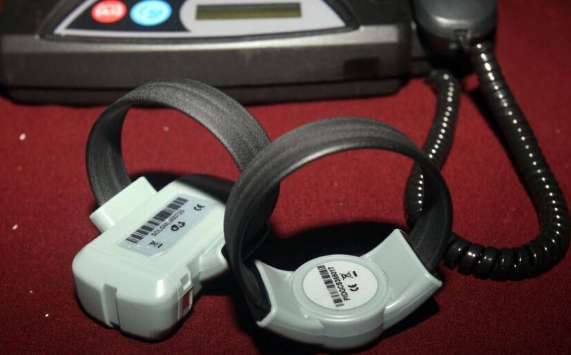 Los grilletes electrónicos empezarán a ser aplicados desde el próximo año. (Foto: Andina)