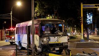 Cercado de Lima: aparatoso choque entre una coaster y un auto en la Av. Arequipa deja seis heridos | VIDEO