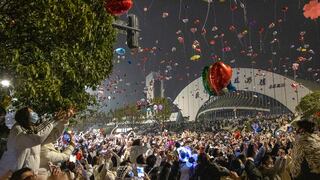 Pese a la mortífera ola de contagios de COVID-19 en China, miles se congregan para celebrar el fin de año