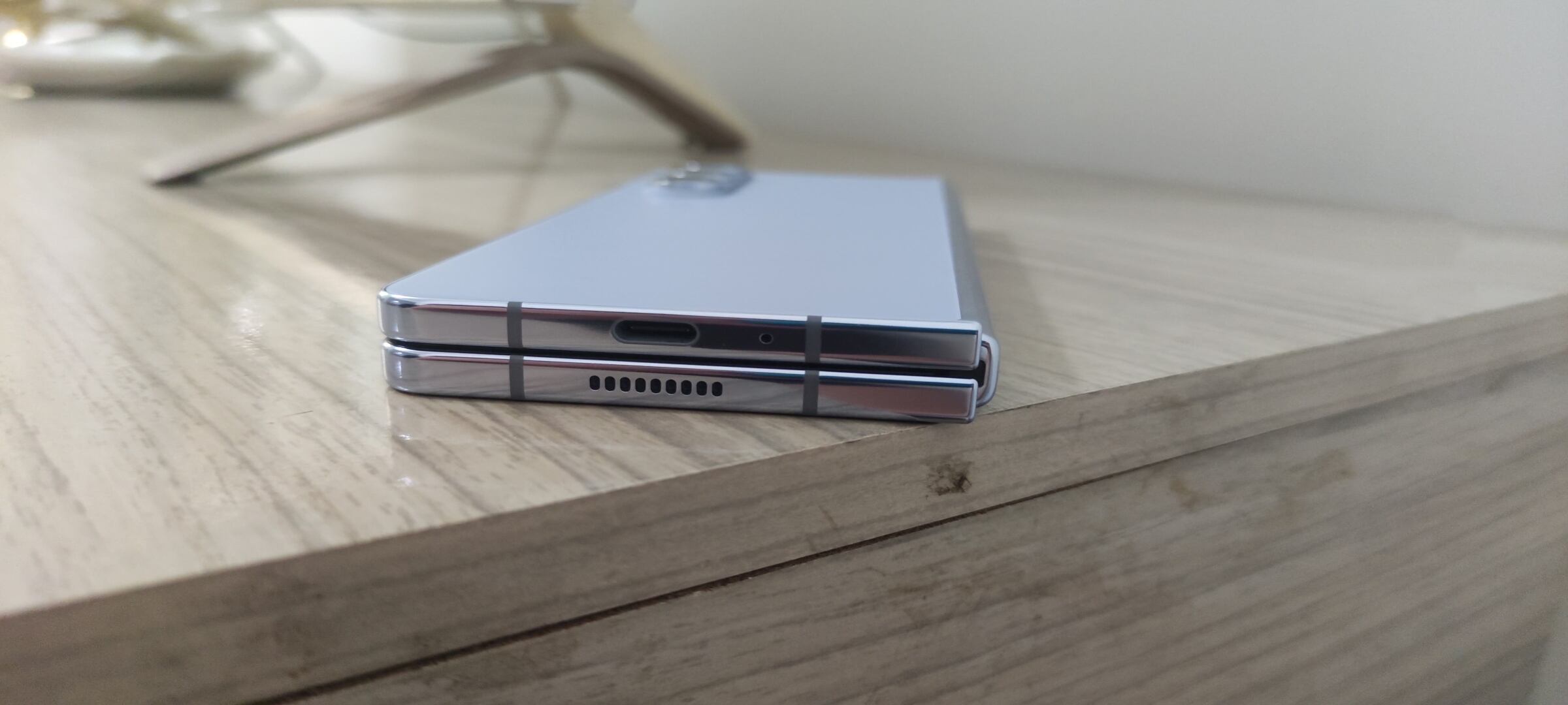 La nueva bisagra permite un cierre mucho más vertical. En modelos anteriores quedaba un hueco en la unión de las pantallas