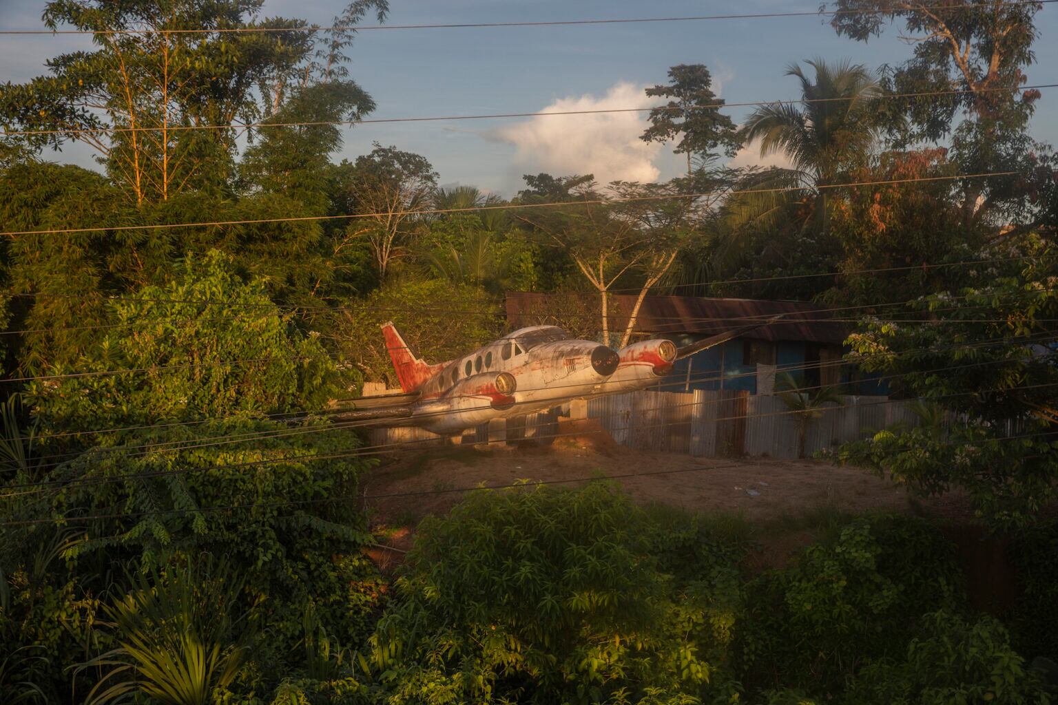 Una avioneta prácticamente abandonada en el ingreso de Ciudad Constitución, cerca del puente que cruza el río Palcazu. Foto: Mongabay Latam.