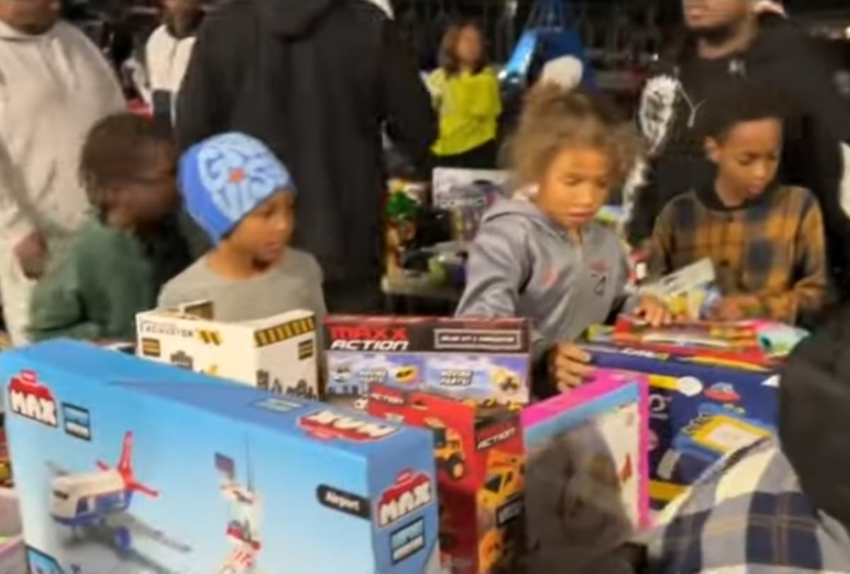 Una comunidad de Los Ángeles se unió para salvar la Navidad. (Foto: YouTube KCAL News)