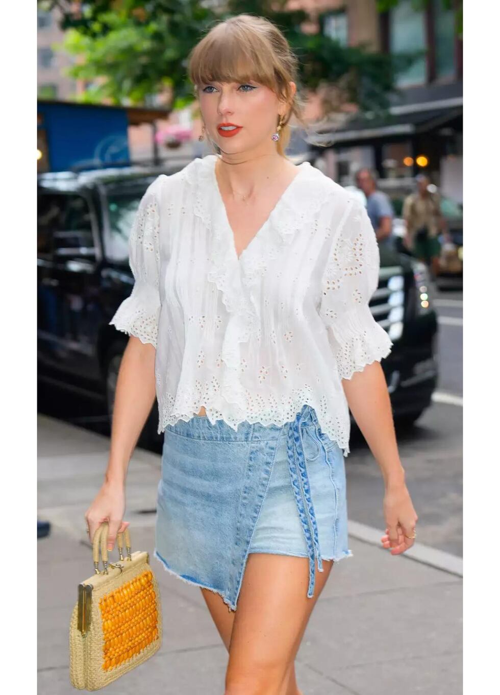 La feminidad también es parte del sello de su estilo personal y lo demuestra con minifaldas con detalle, camisas bordadas y con vuelos, crop tops con estampados alegres y demás prendas que saquen su lado más dulce.
(Foto: Pinterest)