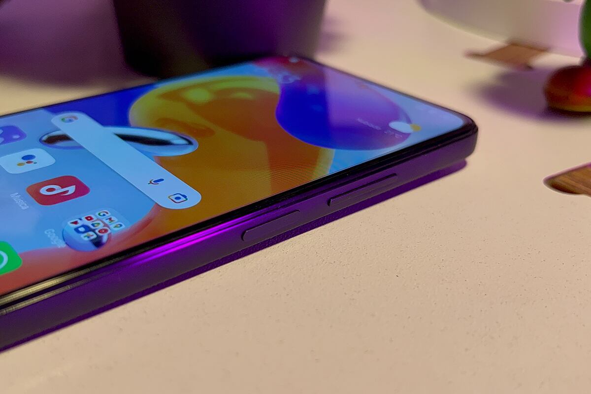 Su pantalla es de 6.67 pulgadas y lleva en la zona superior un agujero donde se alberga la cámara frontal. (Foto: MAG - Rommel Yupanqui)