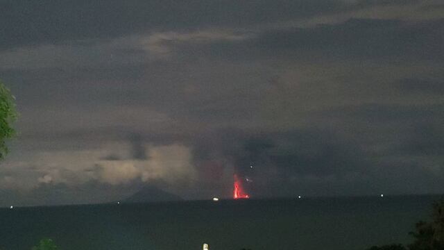 El volcán Krakatoa entra en erupción y expulsa nubes de ceniza, humo y magma en Indonesia | FOTOS Y VIDEO