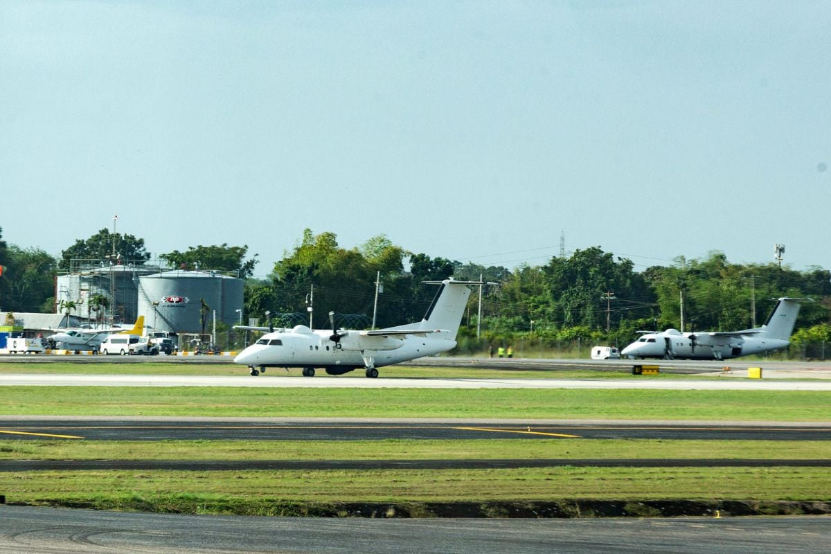 Fotografía que muestra aviones militares estadounidenses en la pista del Aeropuerto Internacional de Piarco (Trinidad y Tobago). Foto: EFE/Andrea De Silva