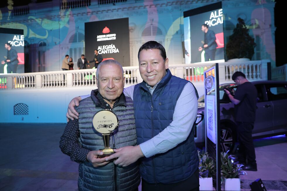 Peter y Armando Tafur, de El Hornero, con la distinción a mejor restaurante de carnes.