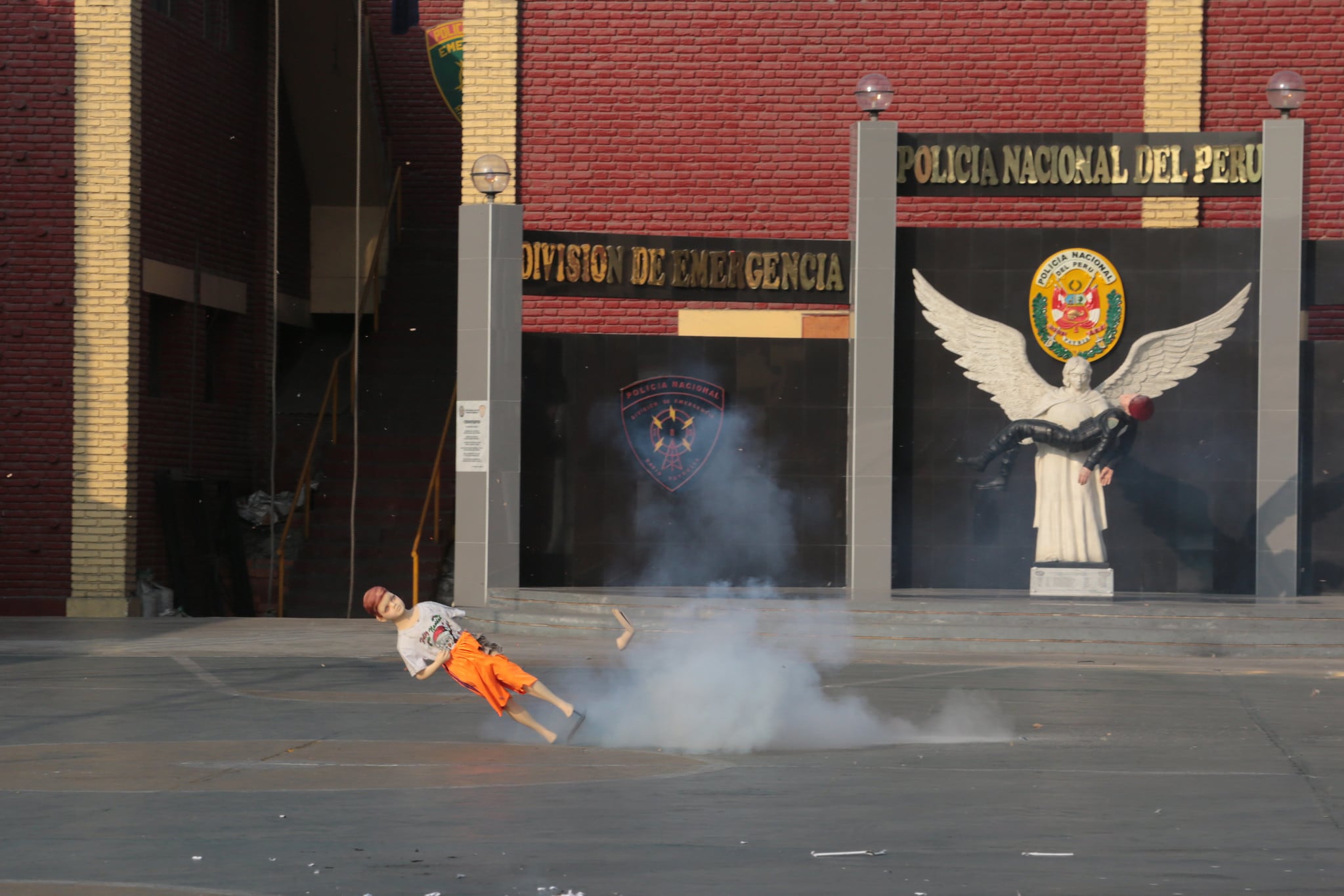 El Ministerio del Interior realizó pruebas de cómo podrían afectar los pirotécnicos ilegales a los niños | Foto: Mininter