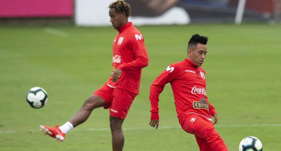 Christian Cueva y André Carrillo sumaron minutos con Perú en la Copa América 2024. (Photo by ERNESTO BENAVIDES / AFP)