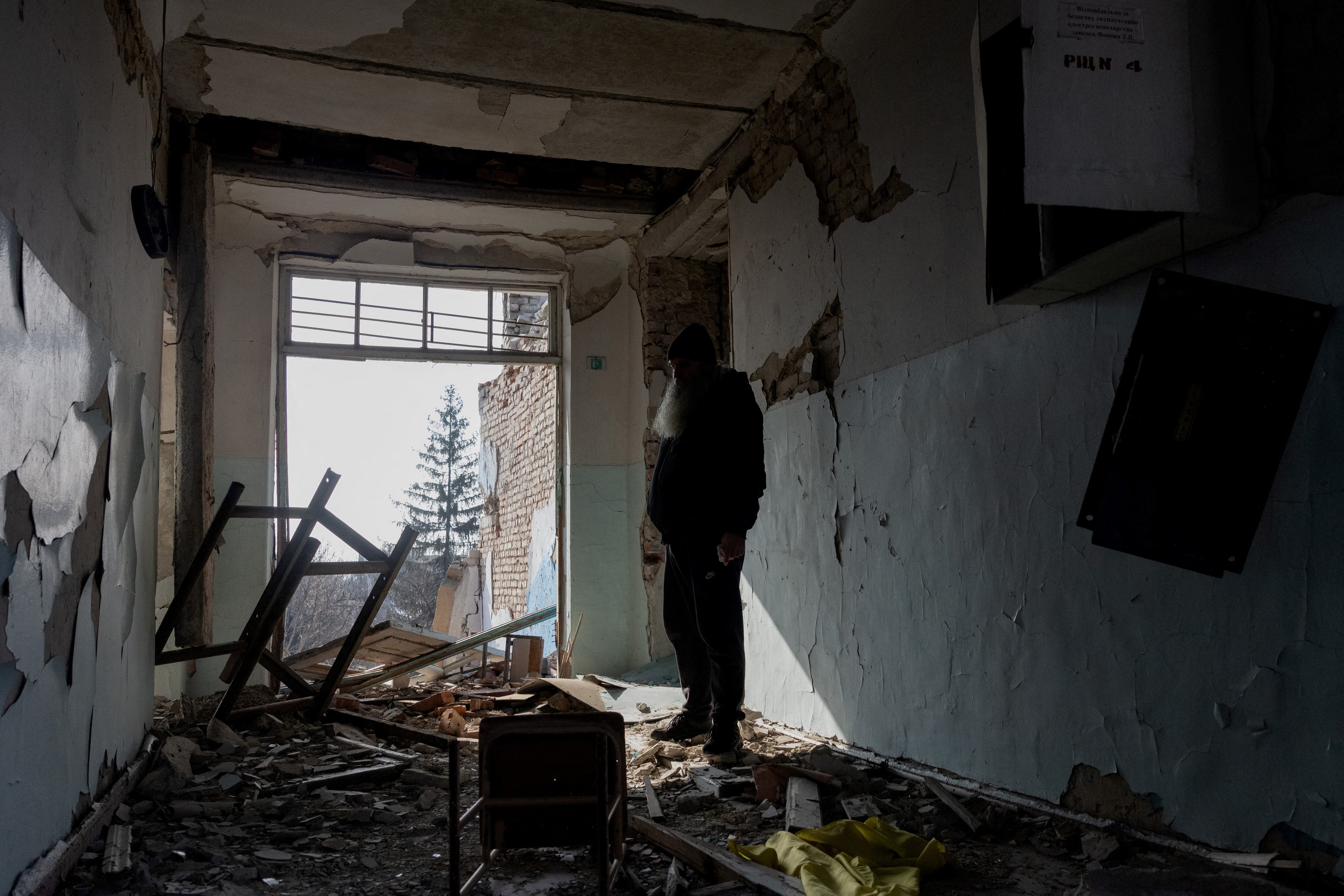 Un hombre observa los escombros de una escuela destruida en la ciudad de Bilytske, en la región de Donetsk, el 3 de marzo de 2025, en medio de la invasión rusa de Ucrania. (Foto de Tetiana DZHAFAROVA / AFP / IMAGEN REFERENCIAL)