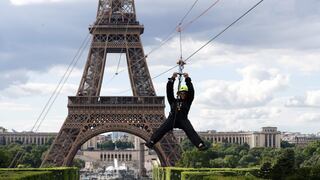 Bajar de la Torre Eiffel de un modo muy diferente: en tirolesa y a casi 100 km/h |FOTOS