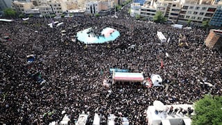 Una inmensa multitud asiste en Teherán al funeral del presidente iraní Ebrahim Raisi