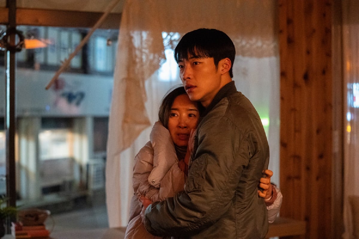Kim Gun‑woo tratando de proteger a su madre en la serie surcoreana "Sabuesos" (Foto: Netflix)