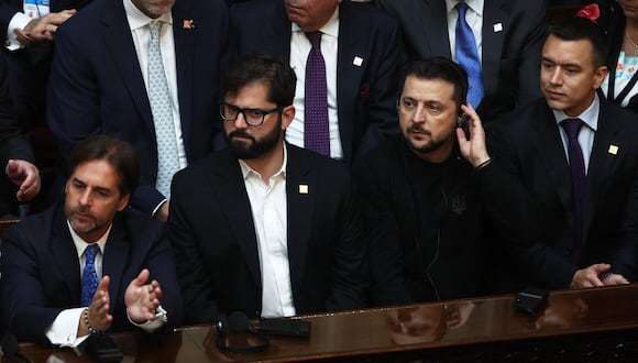 El presidente de Chile, Gabriel Boric y el presidente de Ucrania, Volodymyr. (Foto de ALEJANDRO PAGNI / AFP)