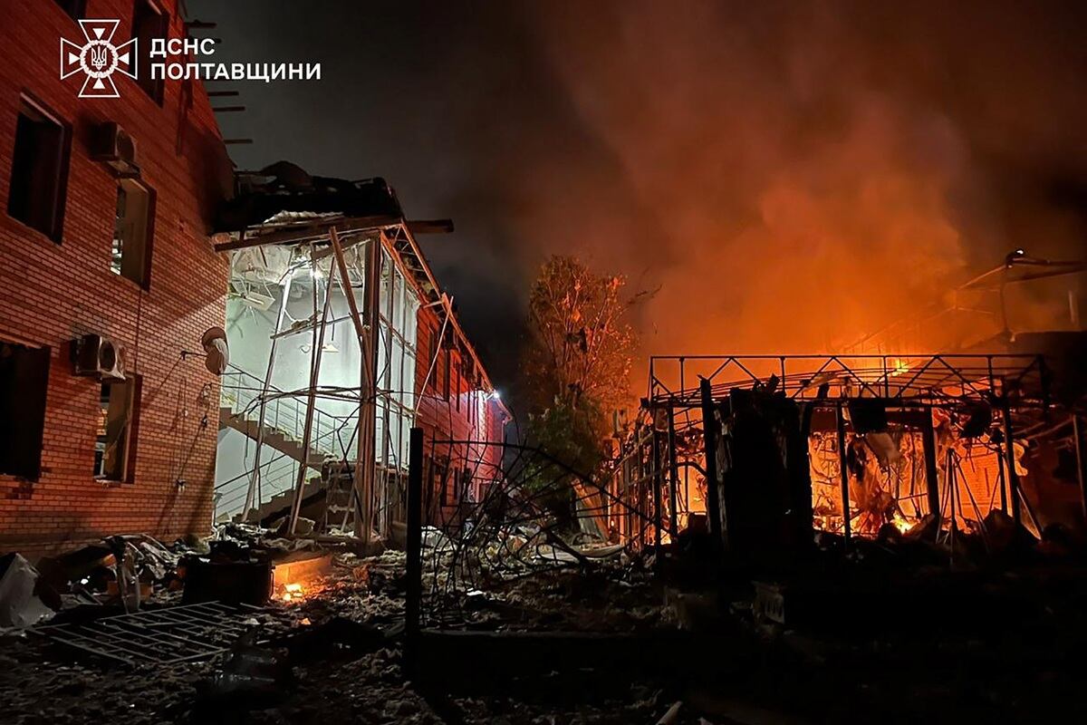 Edificios dañados en llamas tras un ataque ruso en la región de Poltava, en medio de la invasión rusa en Ucrania, el 6 de junio de 2025. (Foto de Handout / SERVICIO DE EMERGENCIAS DE UCRANIA / AFP)