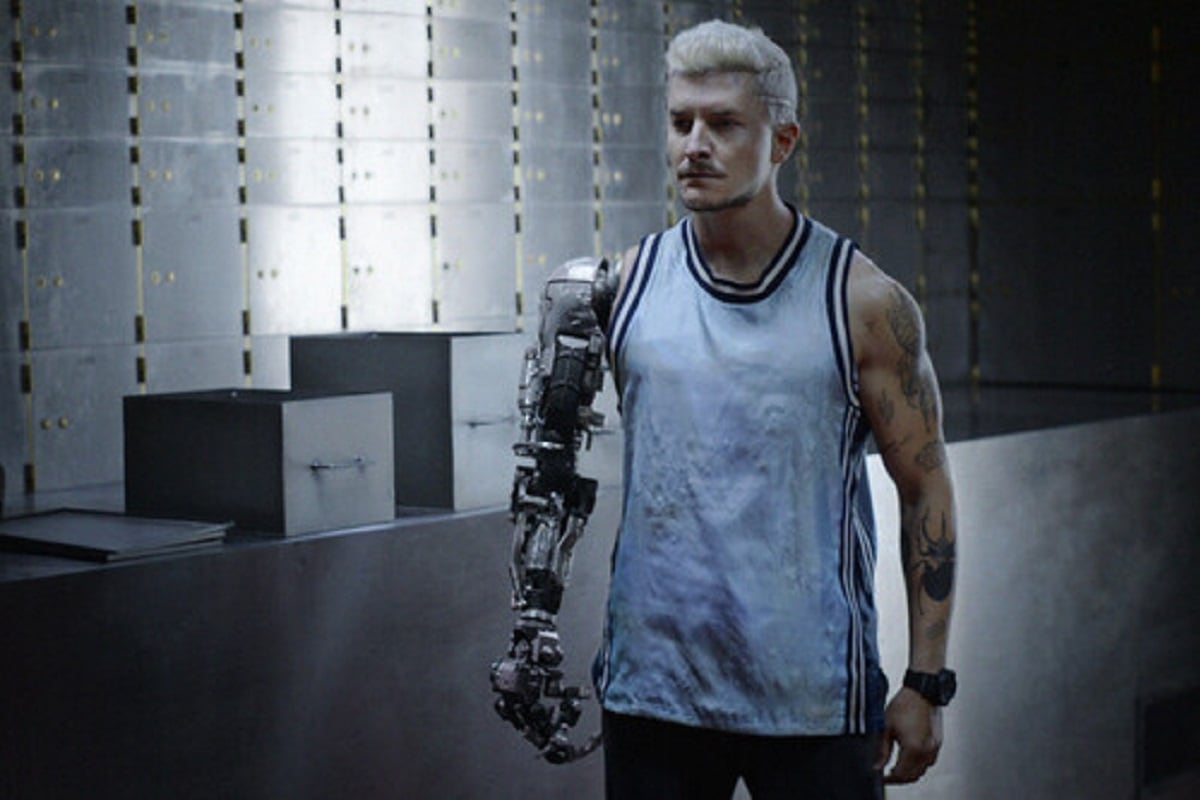 Squirt utiliza un brazo biónico para robar una caja de seguridad en la película brasileña "Biónicos" (Foto: Netflix)