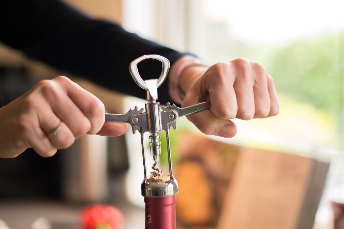 Es fácil abrir una botella de vino sin sacacorchos si sabemos cómo. (Foto: Pexels)