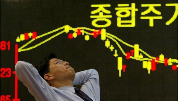 Imagen de archivo. Un empleado de la bolsa de Corea del Sur reacciona frente a un gráfico en Seúl, 11 de marzo de 2003. (Foto: REUTERS / Kim Kyung-Hoon)
