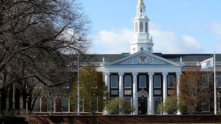 Alumnas demandan a Harvard por ignorar acoso sexual de un profesor