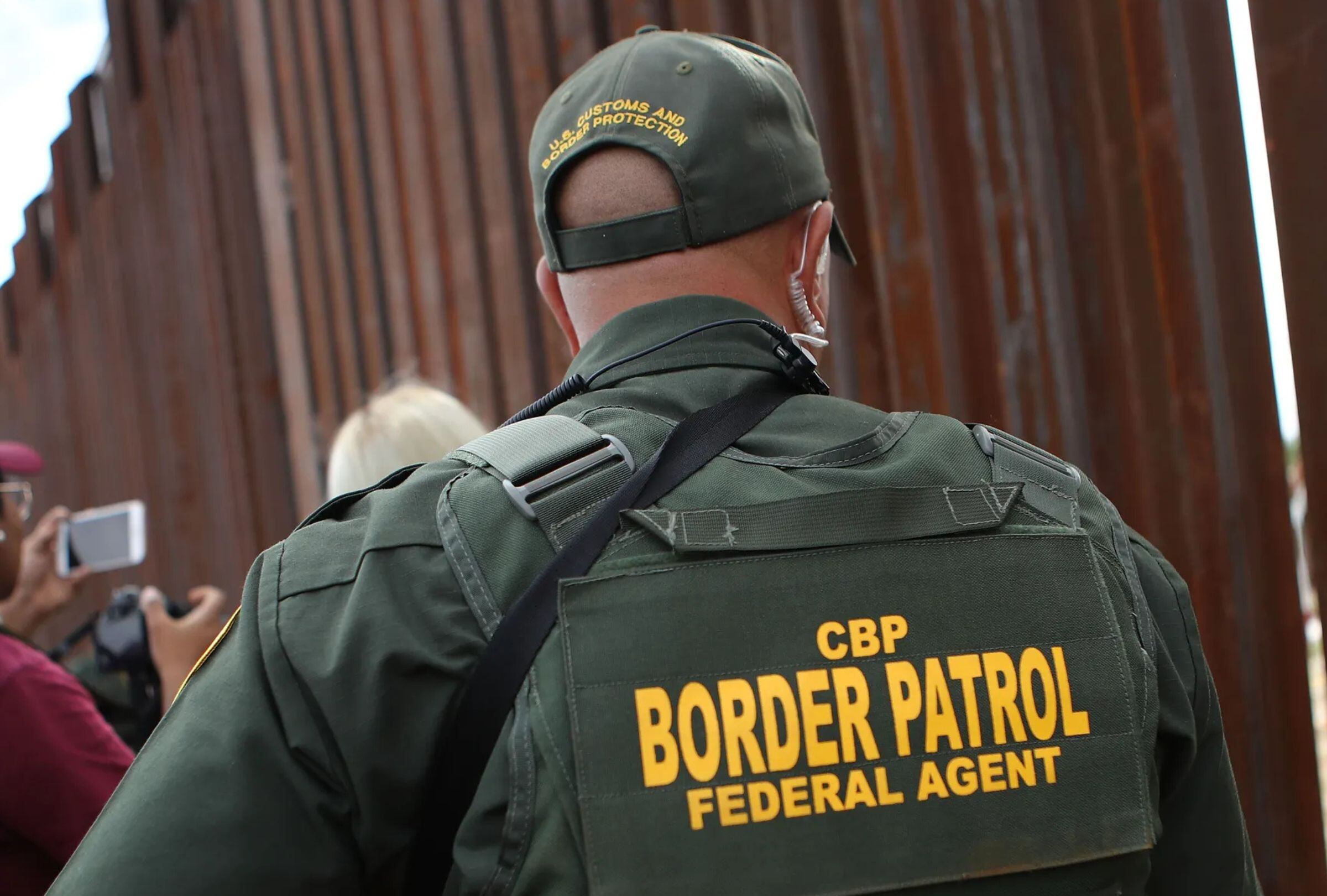 Agentes de la Patrulla Fronteriza intensifican las búsquedas en los teléfonos y las cuentas de redes sociales de los visitantes que llegan a Estados Unidos. (Foto: AFP)