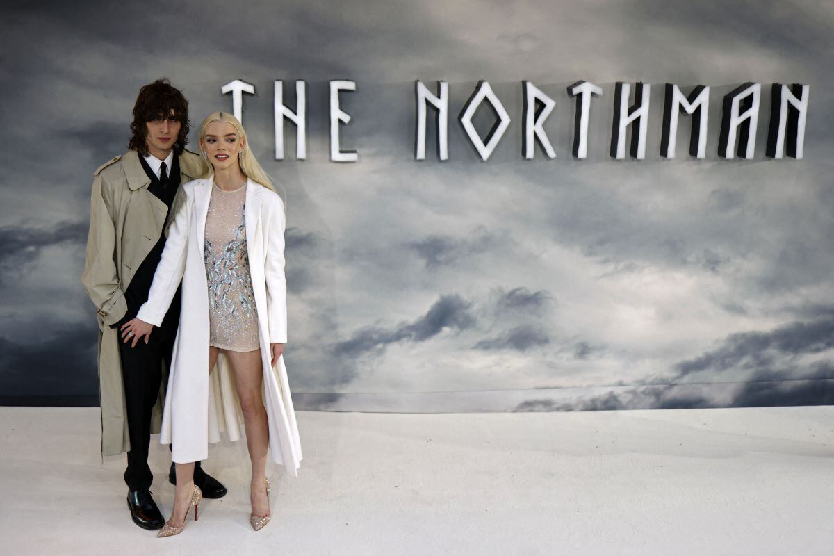 Anya Taylor-Joy y Malcolm McRae posan en la alfombra roja a su llegada para la proyección especial de "The Northman" en el cine Odeon Leiceseter Square de Londres, el 5 de abril de 2022 (Foto: Tolga Akmen / AFP)