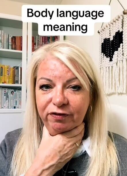 Cubrirse el cuello suele ser un signo de incomodidad, pero no necesariamente de mentira, como algunos creen. (Foto: @adriannebodylanguage)