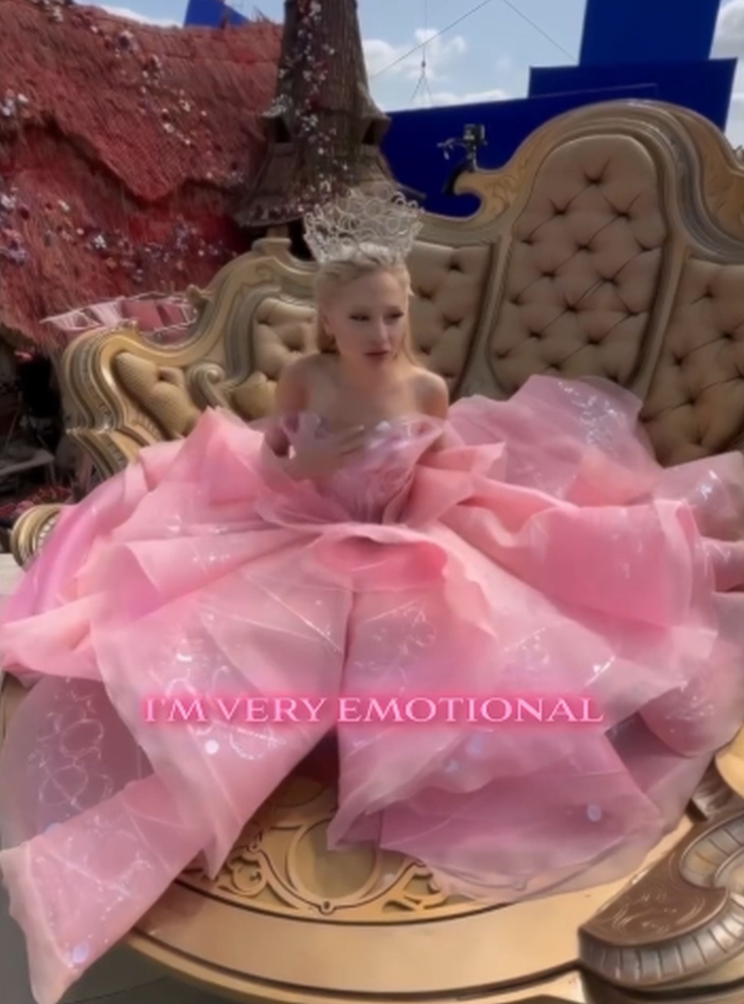 Esta imagen muestra a Ariana Grande en el último día de rodaje en la burbuja mágica de su personaje en ‘Wicked’. (Foto: @arianagrande / Instagram)