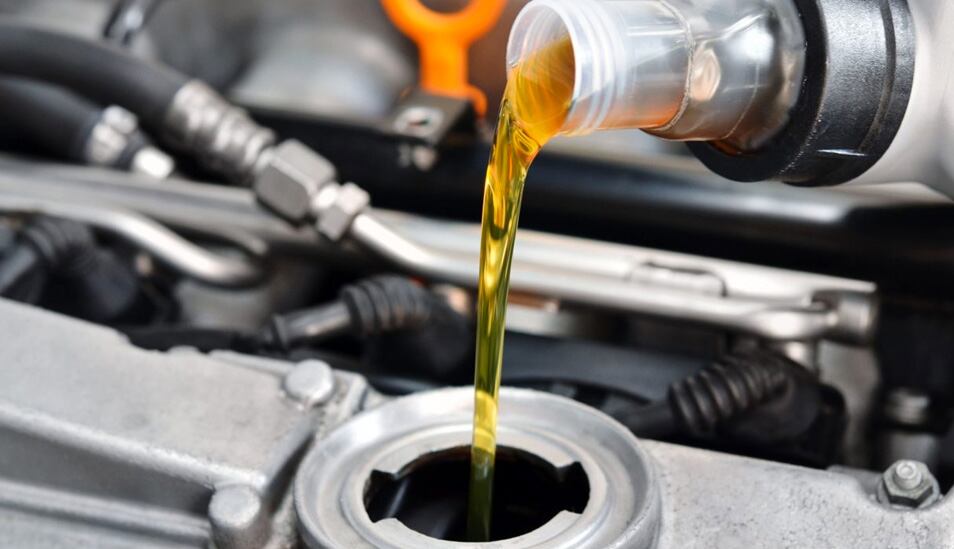 Los concesionarios no podrán cobrar el cambio de aceite por el uso del vehículo de solo tres días (Foto: nitifilter)