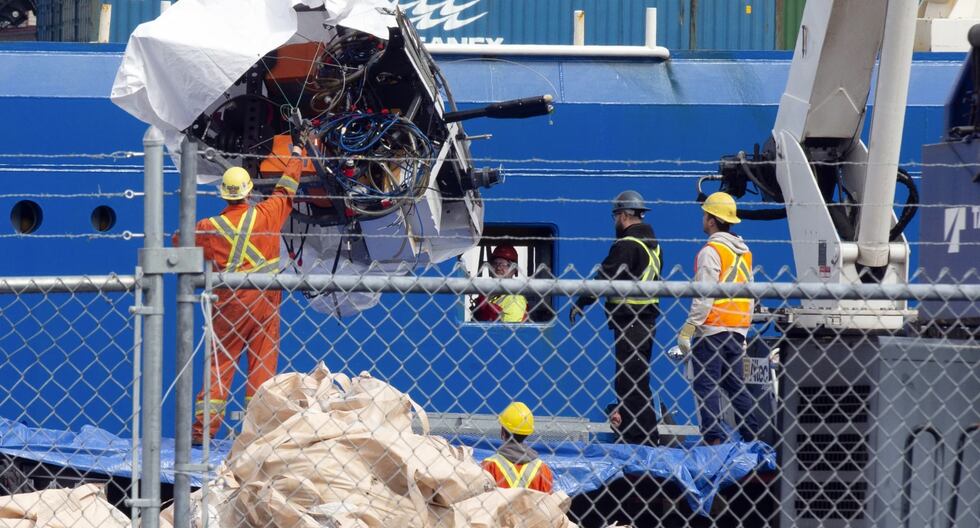 Los escombros del sumergible Titán recuperados del océano Atlántico cerca del Titanic, llegan a un muelle de Terranova, en Canadá. (Paul Daly/The Canadian Press via AP).