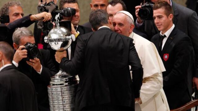 El papa Francisco recibió la Copa Libertadores en el Vaticano
