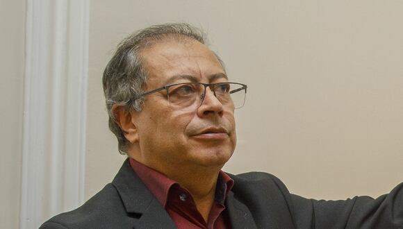 El presidente colombiano Gustavo Petro, mientras exhibe un sombrero del exjefe guerrillero Carlos Pizarro, durante un acto en Bogotá, Colombia, el 18 de junio de 2024. (Foto de la Presidencia de Colombia / EFE)