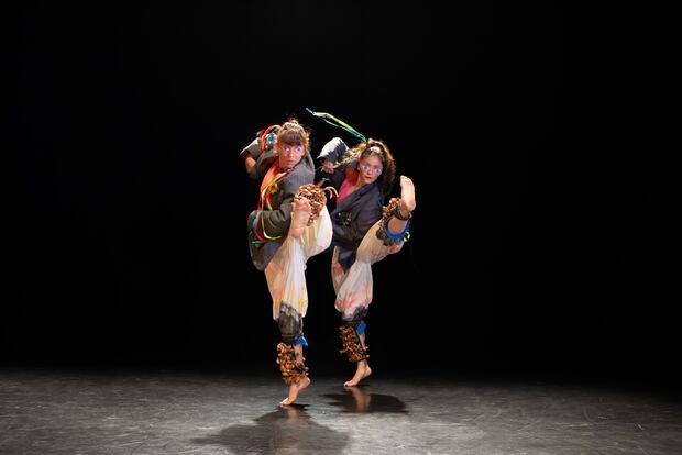 El XXXVI FESTIVAL DANZA NUEVA cierra el 26 y 27 de julio con la presentación de Dejar ir / Orquídea azul de Hevia Dance Company, con la dirección y coreografía de Pepe Hevia. 