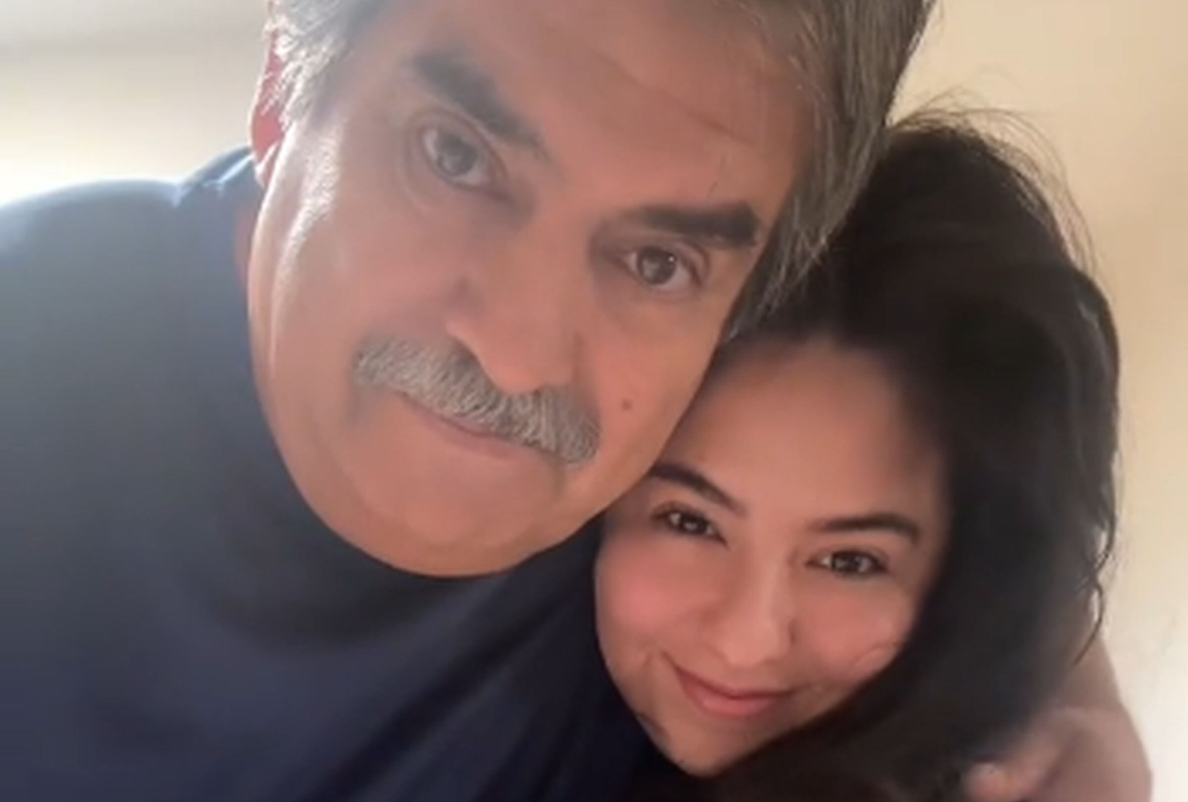 En esta imagen se aprecia a la joven de esta historia en compañía de su padre, quien tuvo un hermoso gesto con ella. (Foto: @holapaola_ / TikTok)