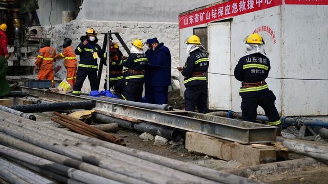 Rescatan a once mineros en el este de China después de 14 días bajo escombros