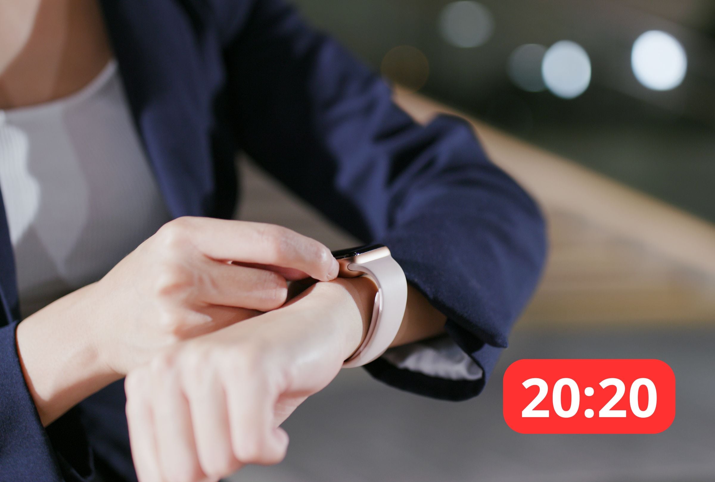 Una mujer dándose cuenta que son las 20:20 tras mirar su reloj digital. (Imagen: El Comercio / Mag / Canva)