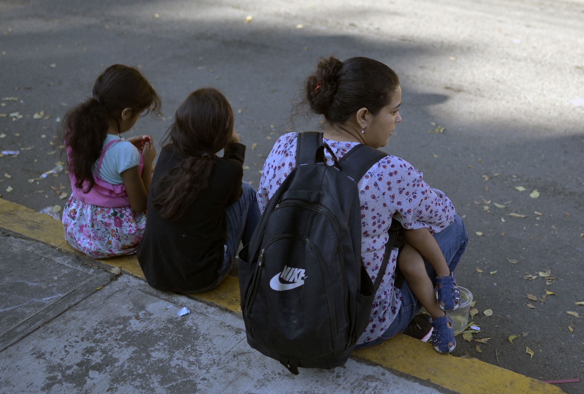 Varios inmigrantes que tienes hijos o están embarazadas en territorio estadounidense, no saben cuál será la situación migratoria de sus menores si Trump les quita la ciudadanía (Foto referencial: Alfredo Estrella / AFP)
