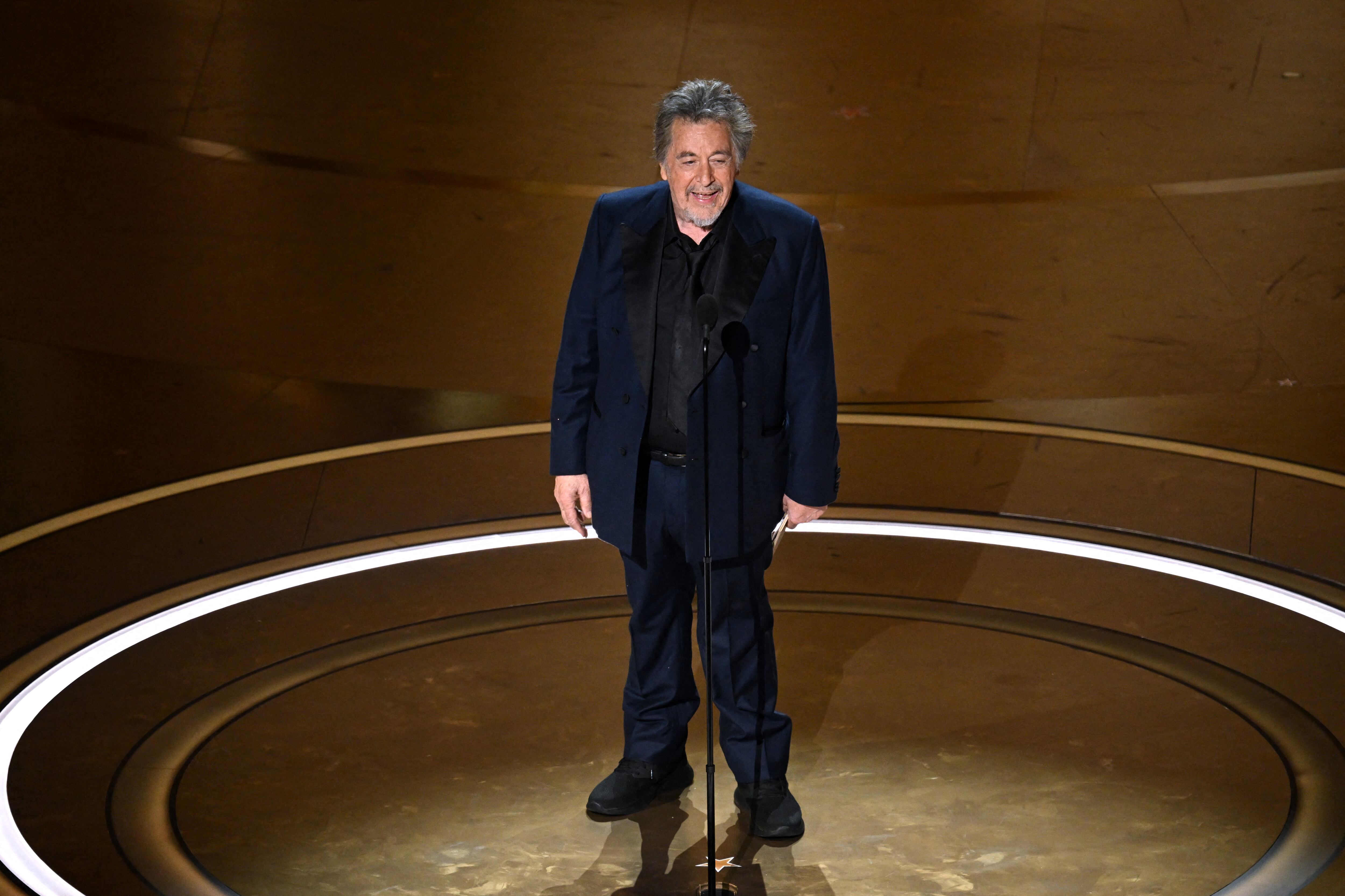 El actor estadounidense Al Pacino presenta el premio a la Mejor Película en el escenario durante la 96ª entrega anual de los Premios de la Academia en el Teatro Dolby en Hollywood, California, el 10 de marzo de 2024 (Foto: AFP)