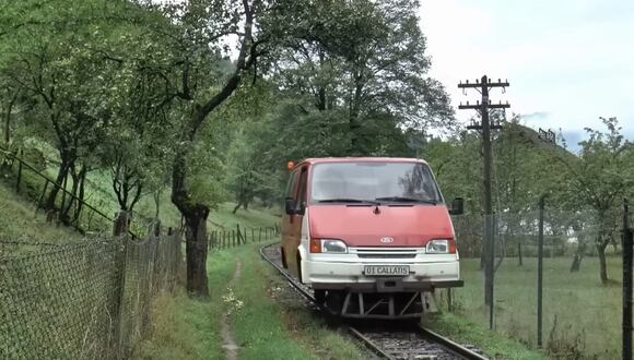 Automóviles se convirtieron en locomotoras en una zona montañosa de Rumanía. (Imagen: YouTube)
