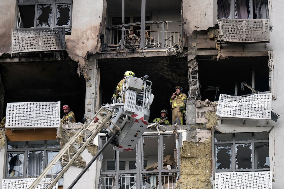 Los equipos de rescate trabajan en el lugar donde un edificio residencial resultó gravemente dañado tras un ataque ruso en Kiev el 1 de septiembre de 2026, en el contexto de la invasión rusa de Ucrania. (Foto de Vladyslav Musiienko / AFP).